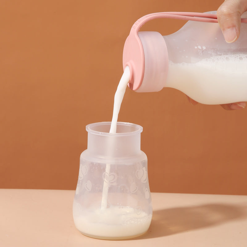 Botella de silicona flexible con marcas de graduación 240ml vertiendo leche, ideal para colaciones y viajes
