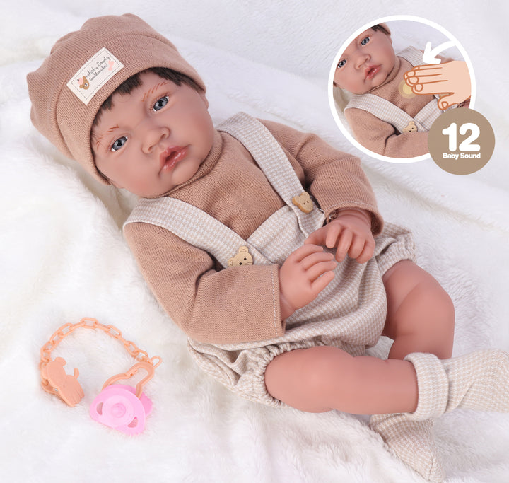 Muñeco bebé reborn de 12 sonidos, vestuario de punto café/beige con jardinera de osito y chupete.