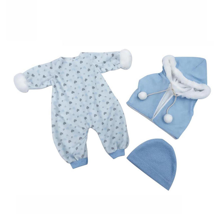 Conjunto de ropa para muñeco reborn que incluye un osito azul con estampado de corazones, chaleco azul con capucha y pompones, y gorro a juego