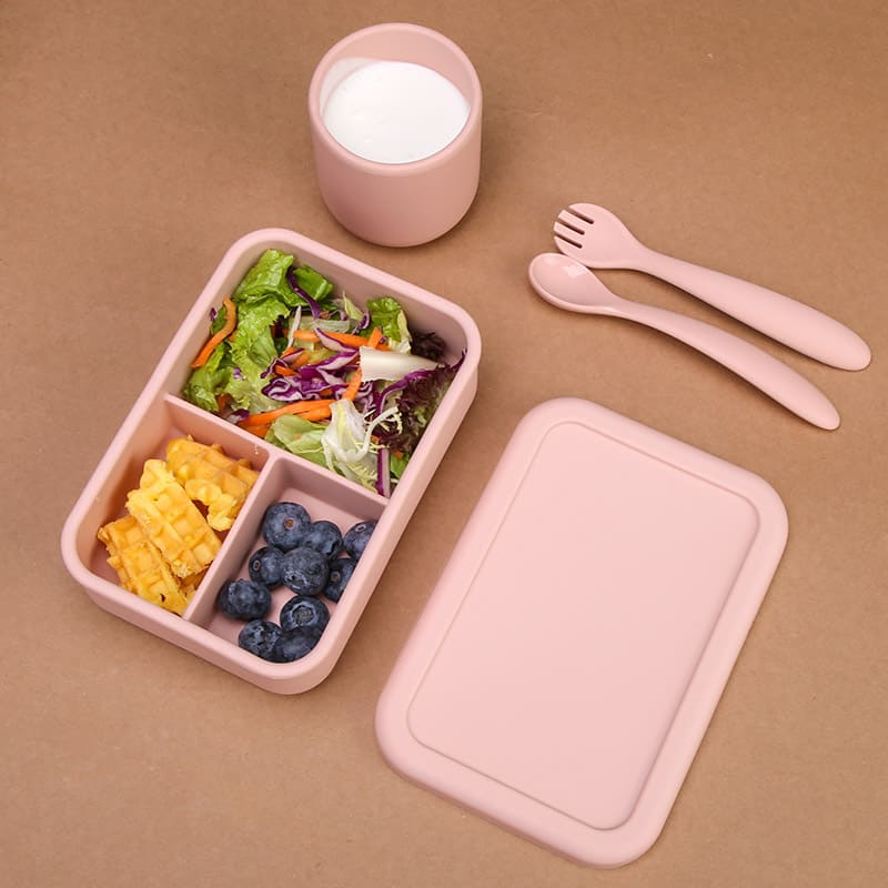 Set de alimentación de silicona rosado para niños en Chile, incluye lonchera compartimentada, vaso y cubiertos. Ideal para colación escolar