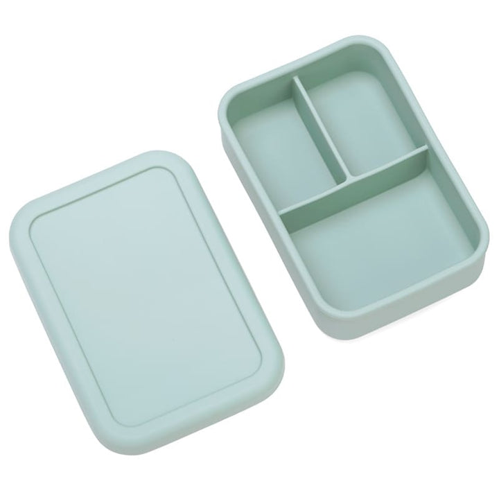 Lonchera de silicona verde menta abierta con tres divisiones internas. Caja bento moderna para organizar la colación de niños