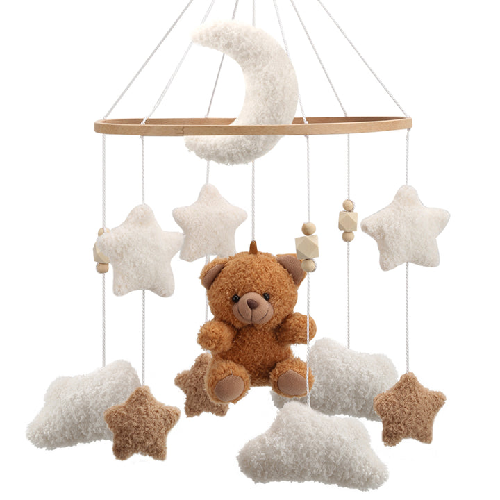 Detalle del móvil de osito de peluche y madera para la cuna del bebé