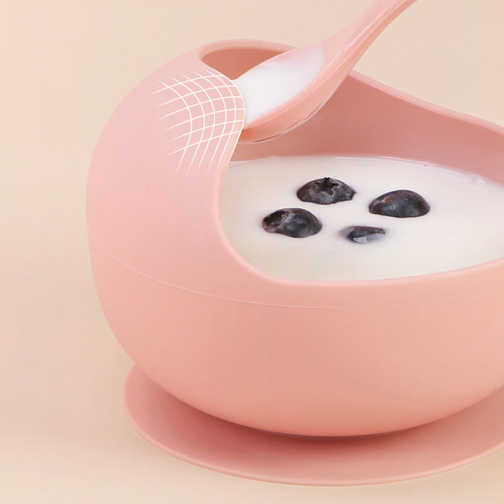 Bowl de silicona rosado con borde curvado para facilitar el aprendizaje de comer solo