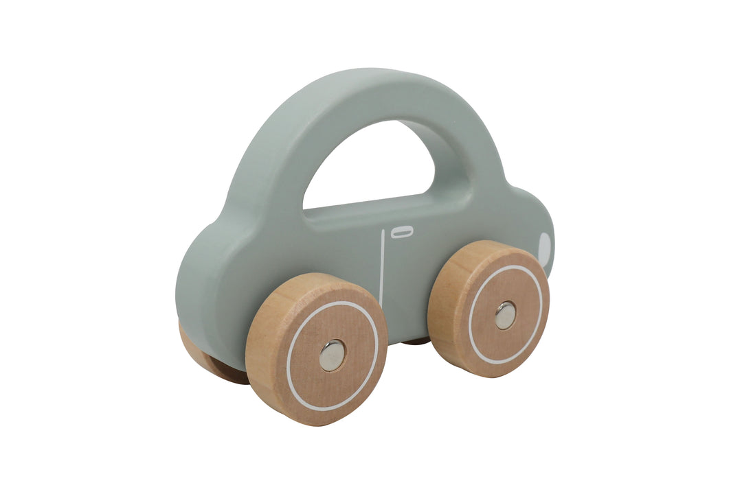 Detalle del autito de madera verde con ruedas para niños