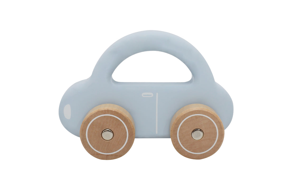 Detalle del autito de madera celeste con ruedas para niños