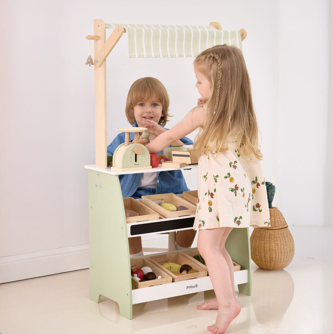 Niños jugando a la tienda con Mercadito de Frutas y Verduras de Madera