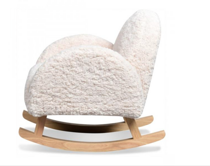 Silla mecedora infantil blanca vista lateral con base de madera natural, poltrona tipo chiporro para niños con diseño nórdico