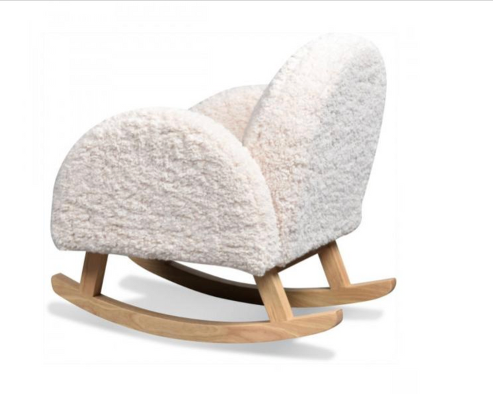 Silla mecedora infantil vista lateral en ángulo blanca con base de madera natural, poltrona tipo chiporro para niños con diseño nórdico