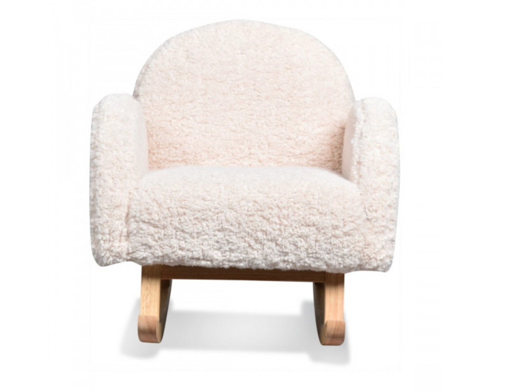 Silla mecedora infantil vista de frente blanca con base de madera natural, poltrona tipo chiporro para niños con diseño nórdico