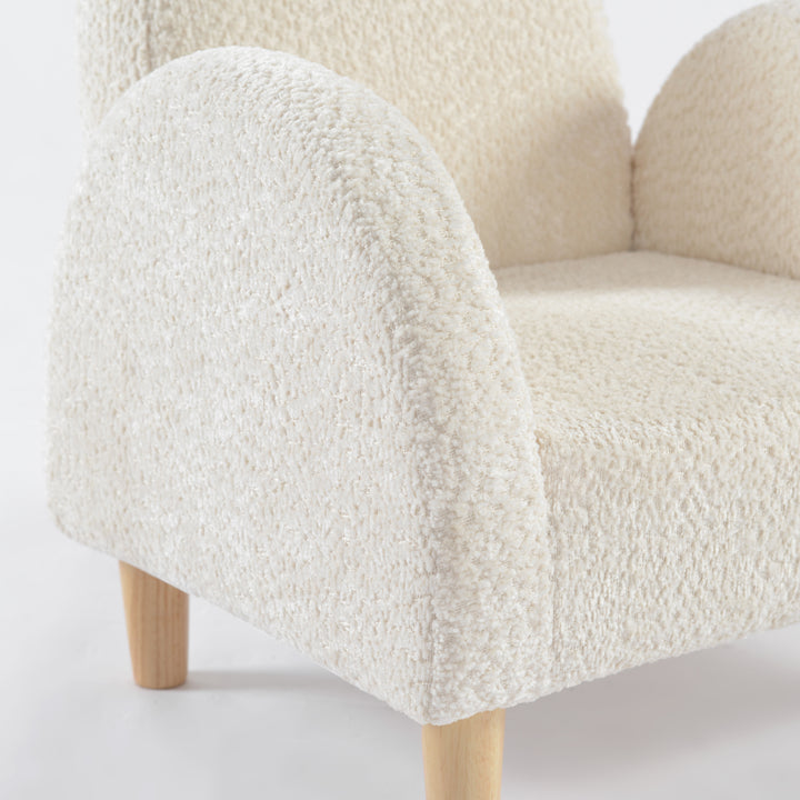 Detalle de apoyabrazos acolchado en tela blanca de sillón infantil, y diseño nórdico