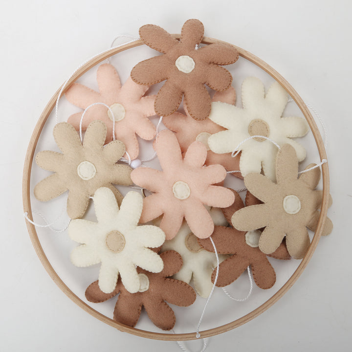 Detalle del móvil de flores en madera y tela para la cuna del bebé