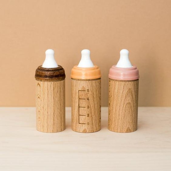 Accesorios de madera para muñecas: mamaderas de juguete artesanales para fomentar la imaginación con detalles en color café, naranja y rosado
