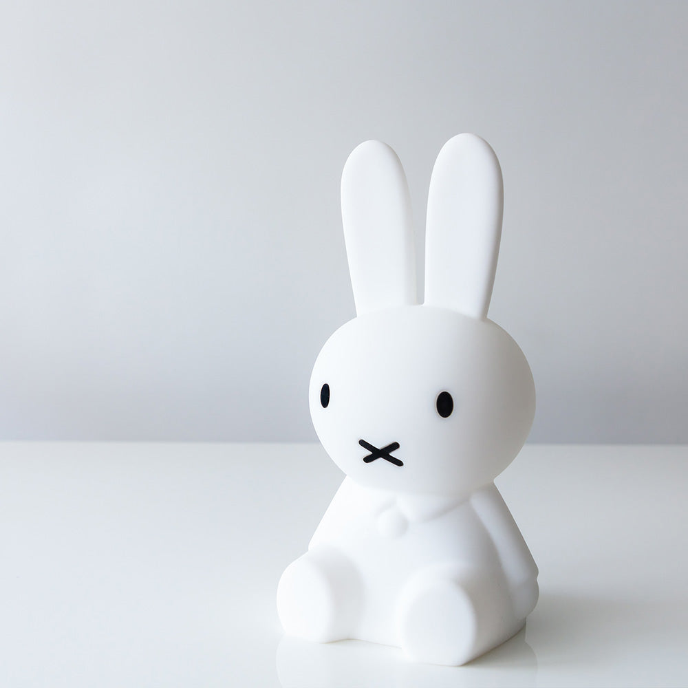 Lámpara de noche espantapájaros de silicona con forma de conejo blanco, luz quitamiedos recargable para dormitorio infantil