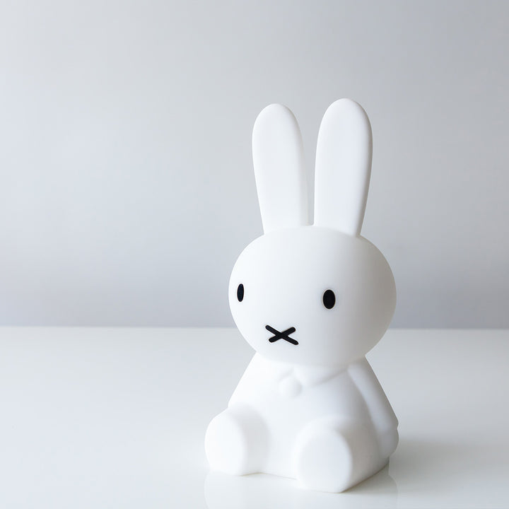 Lámpara de noche espantapájaros de silicona con forma de conejo blanco, luz quitamiedos recargable para dormitorio infantil