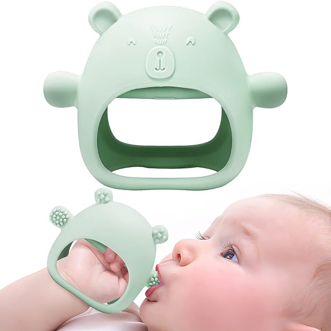 Bebé usando mordedor osito de silicona durante la dentición