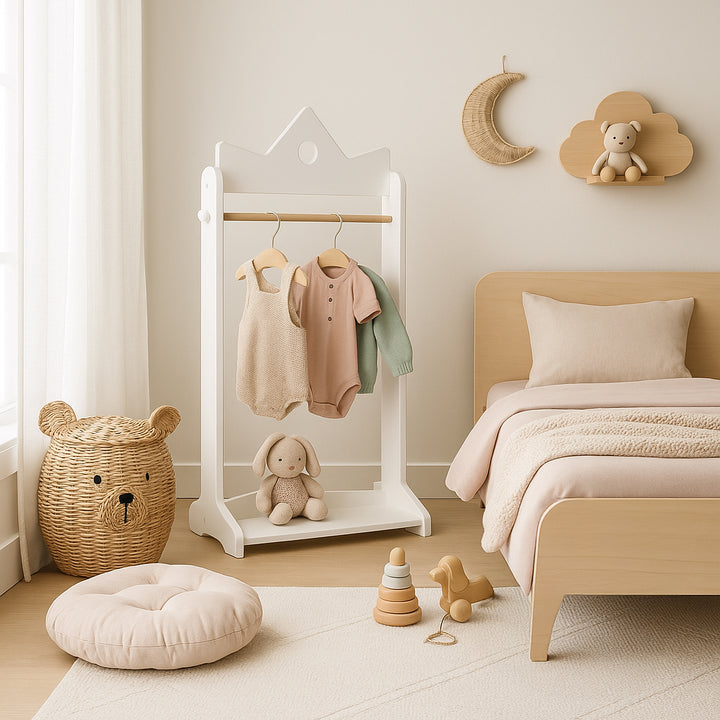 Dormitorio infantil con perchero de madera blanco, decoración estilo nórdico y cama de madera natural