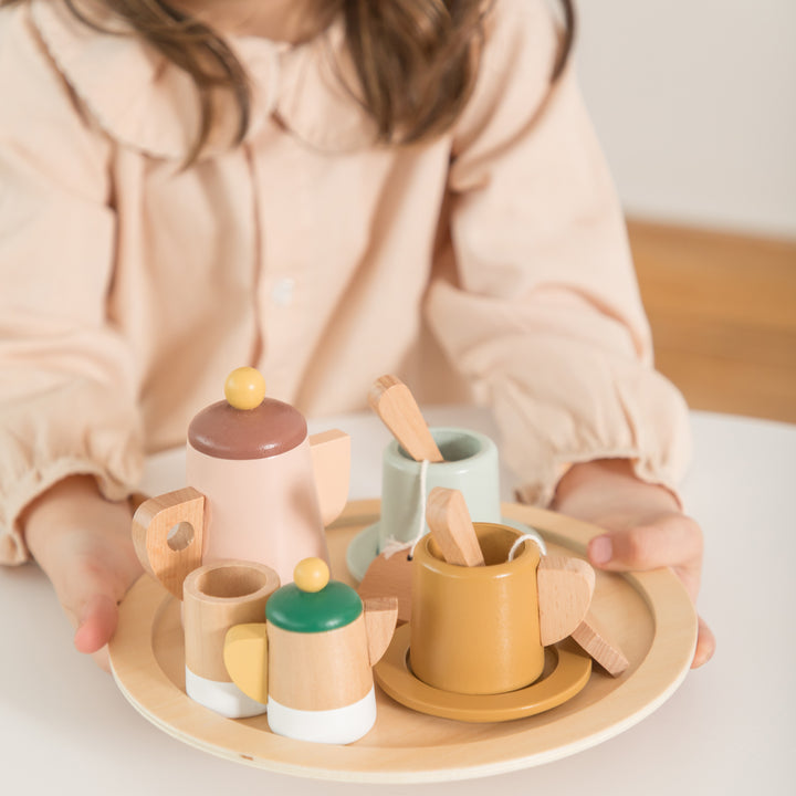 Bandeja de madera con tetera y tazas de juguete en colores pastel, juego de roles infantil