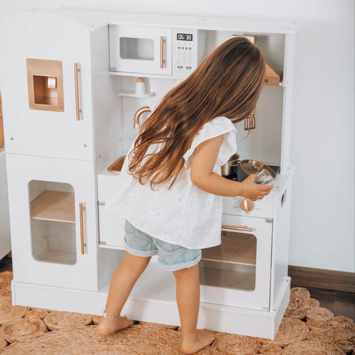 Cocina infantil de madera Dominga con quemadores, horno y dispensador de agua
