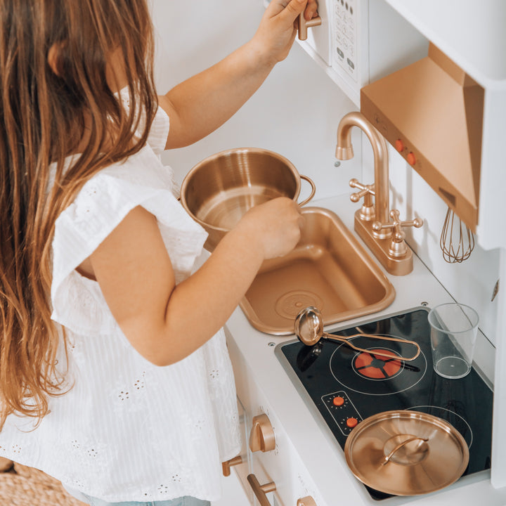 Detalle de la cocina de madera Dominga para niños con quemadores que suenan