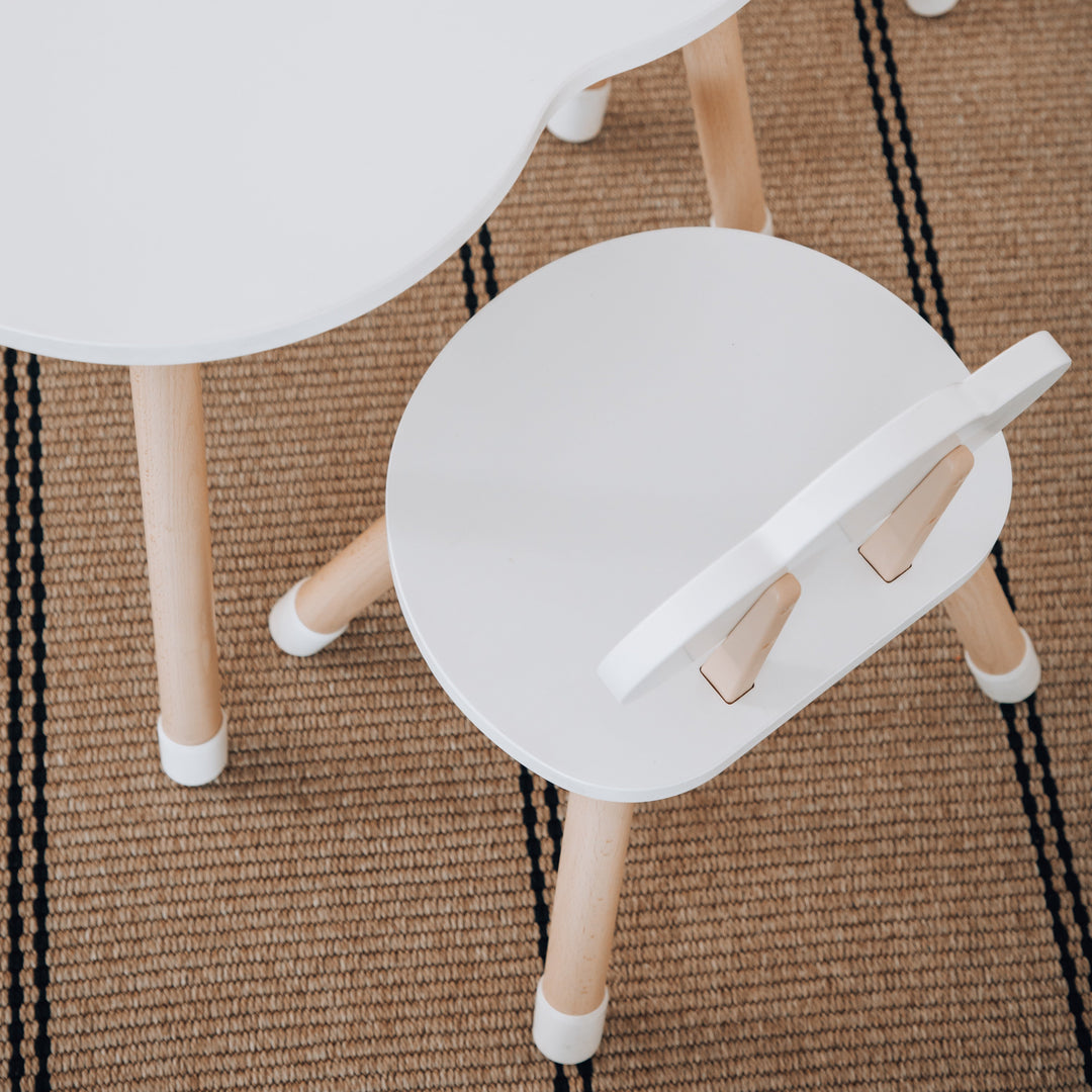 Mesa y silla infantil de madera blanca vista desde arriba, muebles funcionales para dormitorio de niños