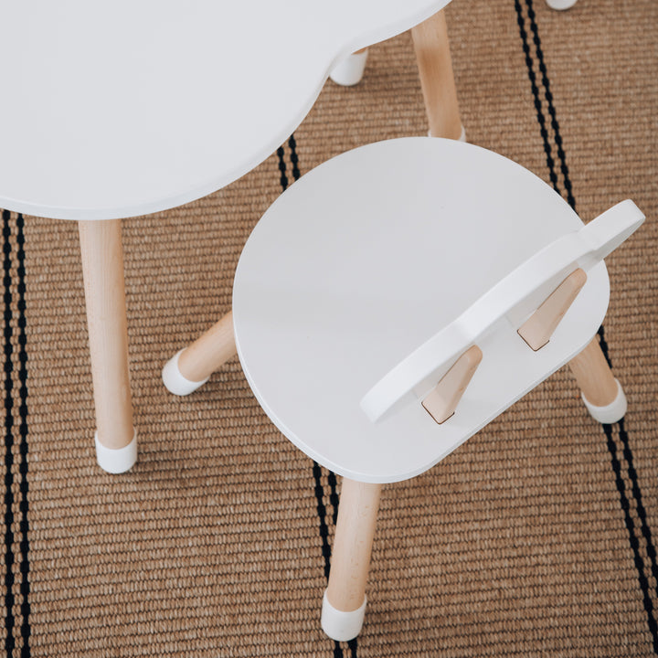 Mesa y silla infantil de madera blanca vista desde arriba, muebles funcionales para dormitorio de niños