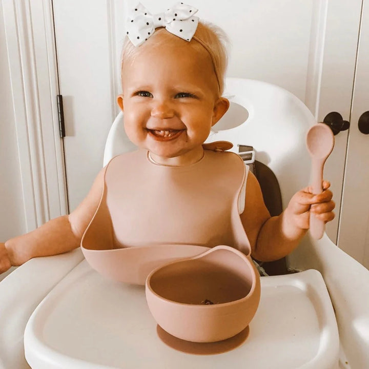 Set de silicona para bebé: babero con bolsillo, bowl y cuchara ergonómica