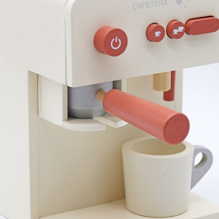 Detalle de botones y portafiltro de cafetera de madera para niños, juguete didáctico
