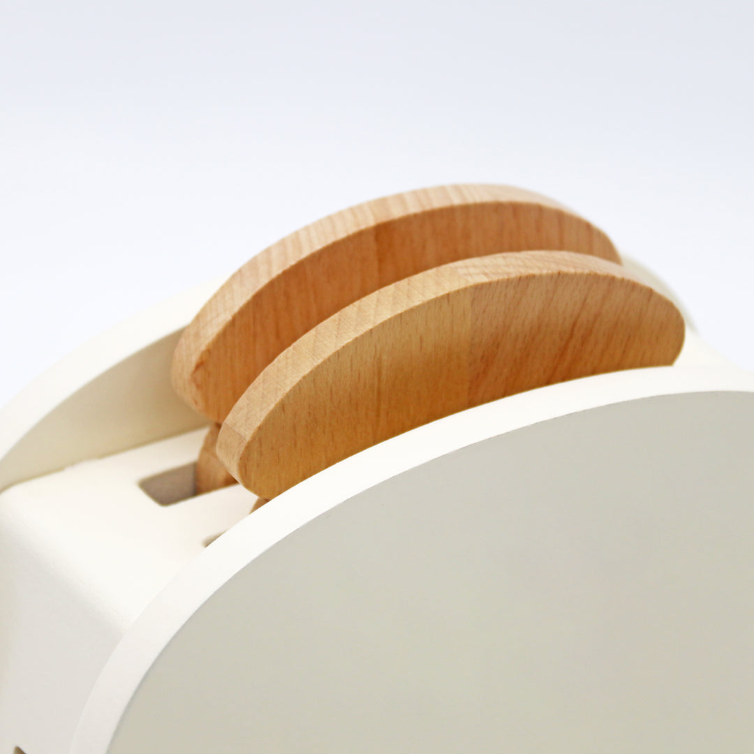 Primer plano de tostadas de madera para set de cocina de juguete, accesorio duradero y educativo