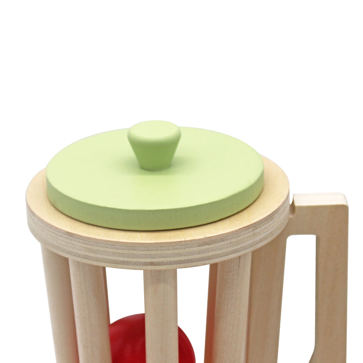 Detalle de acabados en madera natural de licuadora de juguete, pinturas no tóxicas