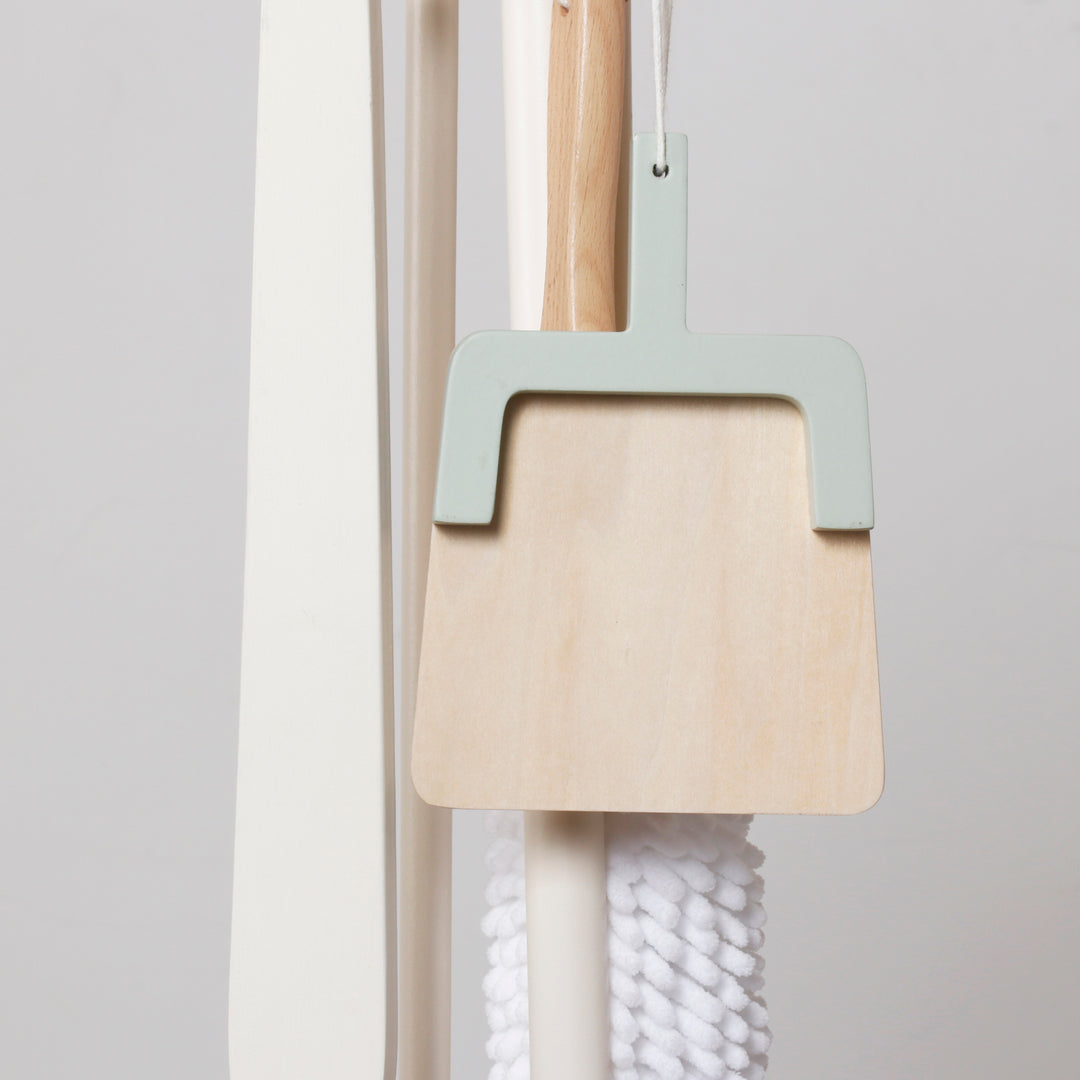 Soporte de madera con set de limpieza infantil de juguete estilo nórdico