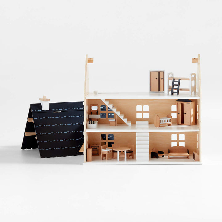 Casa de muñecas de madera de tres pisos con techo abatible y estructura interior, incluyendo escaleras y mobiliario de madera.