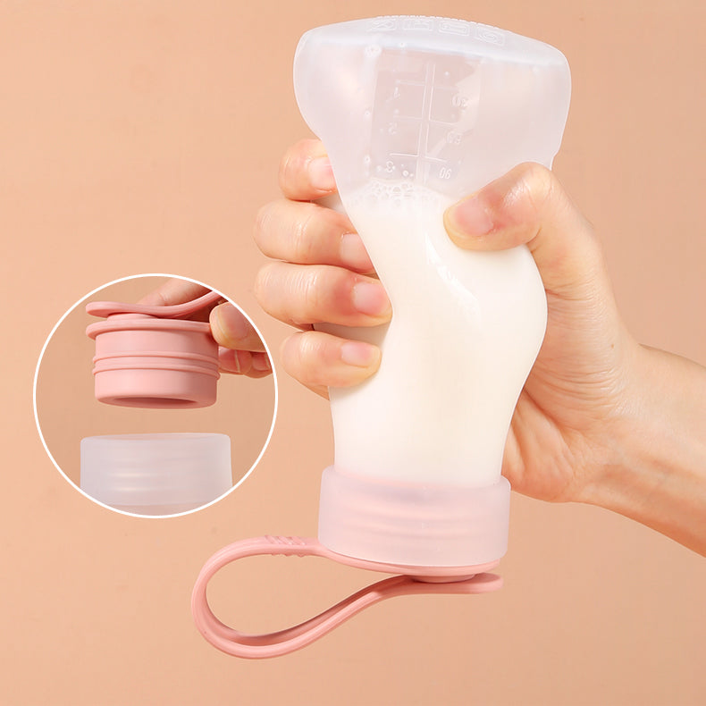 Mano apretando botella de silicona resistente a prueba de fugas, envase flexible para viajes y deporte