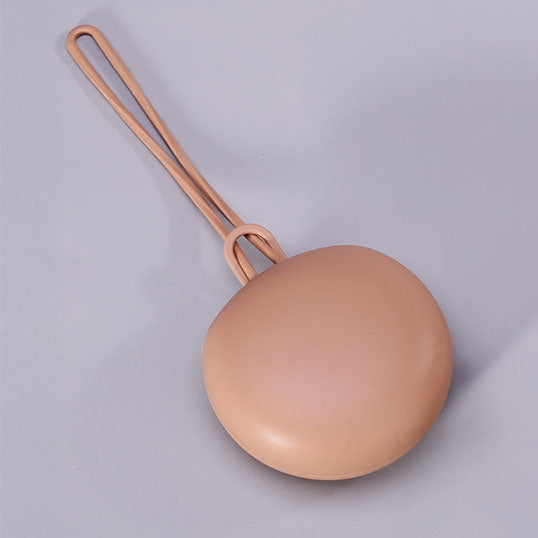 Estuche de silicona para chupete abierto con chupetes en su interior, higiénico