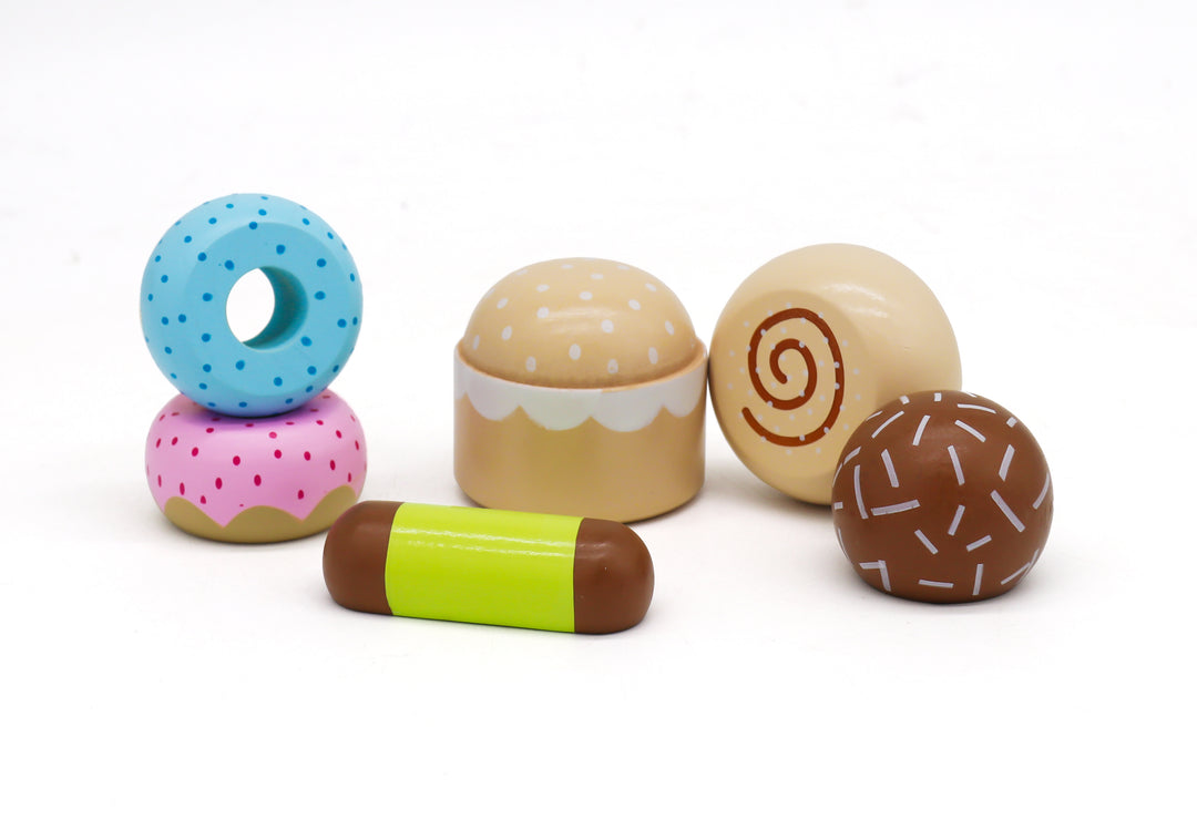 Colección de dulces de madera de juguete: donas coloridas, cupcakes y macarons, accesorios para cocinitas infantiles