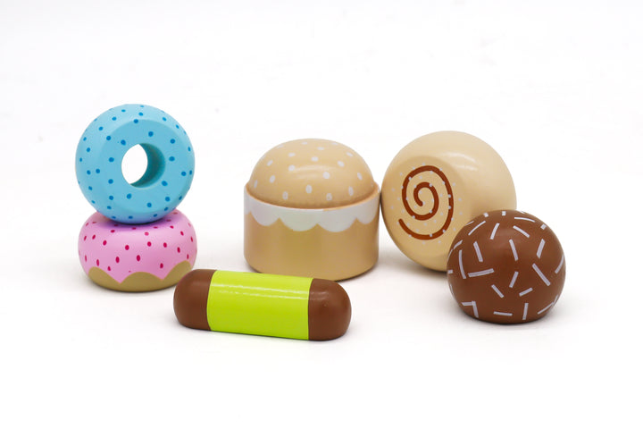 Colección de dulces de madera de juguete: donas coloridas, cupcakes y macarons, accesorios para cocinitas infantiles